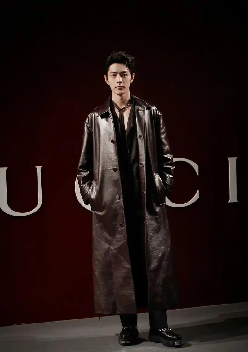 肖战身着一抹浓郁酒红皮衣,携潮流风尚亮相gucci 2024秋冬秀场,修身