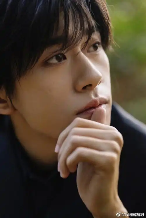 易烊千玺鼻梁痣