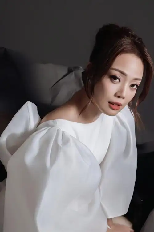 总的来说,容祖儿的这次礼服亮相,无论是从服装的选择,还是从发型的