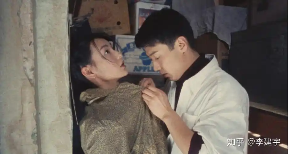 前两天看了发条张对《甜蜜蜜》的解读,昨天又看了一遍原片,电影看到