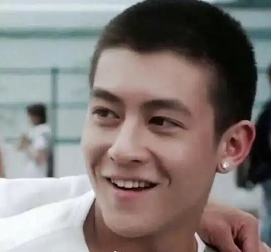 王源寸头造型帅呆,寸头真是检验颜值的硬标准!