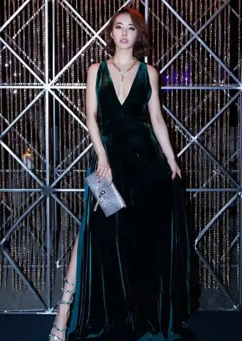 蔡依林穿衣太"狂野",开衩长裙秀"竹竿腿",戴蛇形项链超魅惑