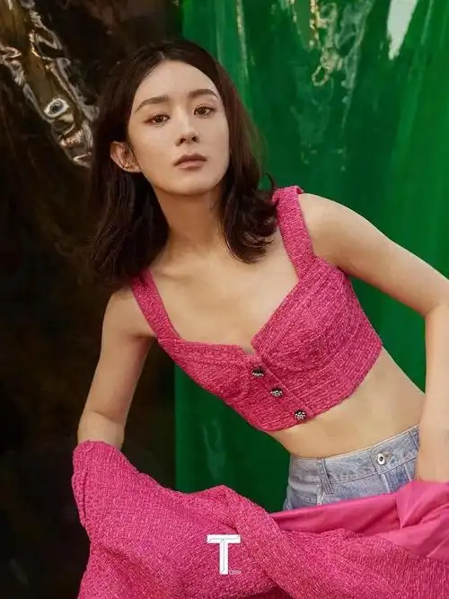 赵丽颖新大片风格好惊喜!吊带裙配黑丝袜手臂肌肉抢眼,气质超飒