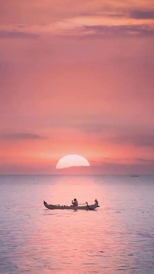 唯美意境海景风景图片手机壁纸,在波澜壮阔的海面上,夕阳西下,将海水