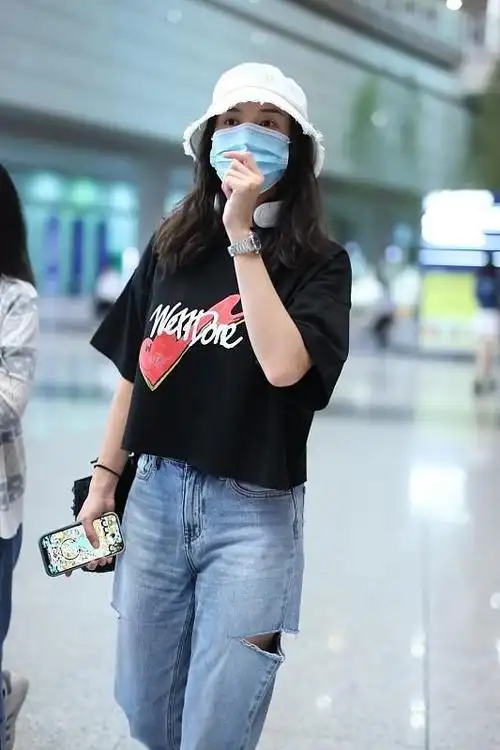 无美颜无滤镜也很时尚宋佳身穿黑t牛仔裤简约清爽又时尚