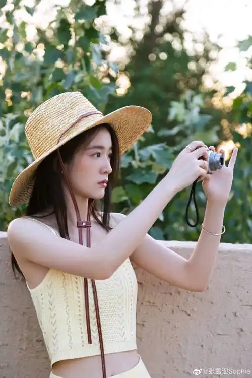 张雪迎晒照温柔甜美似初恋,身材窈窕惹人羡,小虎牙更显可爱 _明星_舞