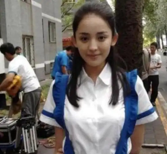 古力娜扎自曝上学时表白被拒绝两次,本来很不解,看到旧照秒懂了