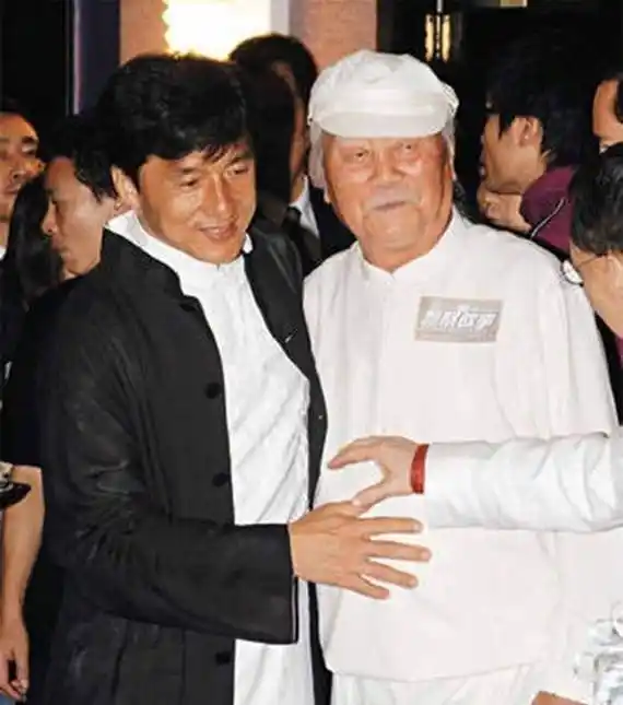 9年前,成龙回安徽与亲哥相认,面对一贫如洗的亲人,他做了啥?