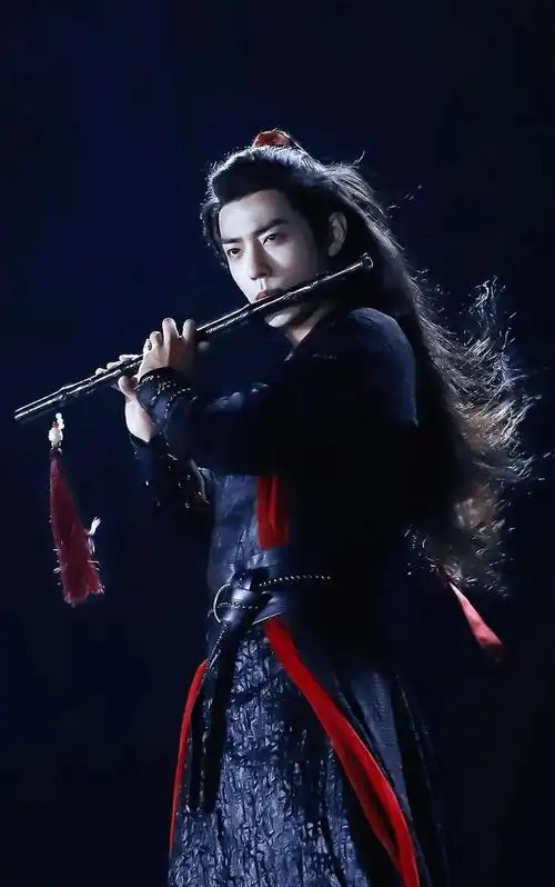 一袭黑衣吹笛时,目光如炬,飞扬的刘海给他增添了几分凌厉之感,眸含