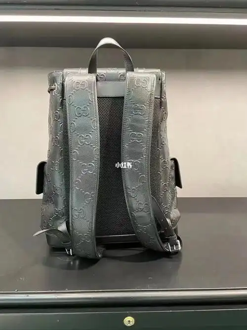 gucci最新款浮雕双g logo高级灰男士双肩包