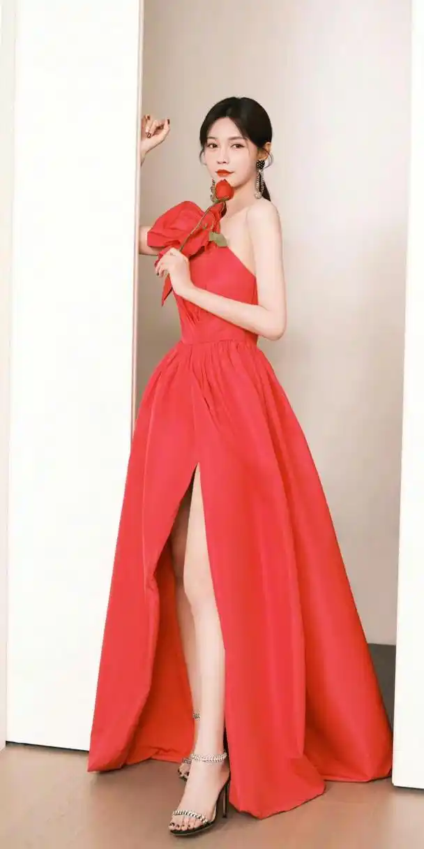 沈梦辰红色礼服,既有贵妇感又有少女感