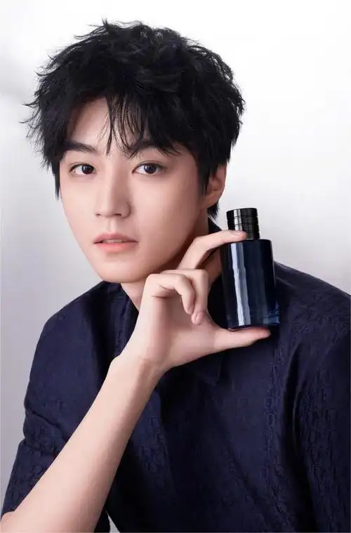 最近,tfboys的成员王俊凯在社交媒体上曝光了自己的新造型,引发了无数