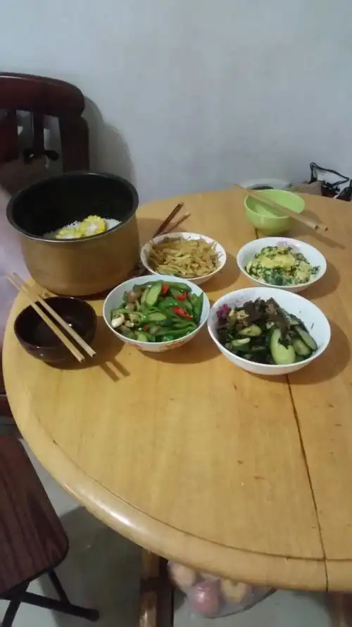 家庭午餐体现普通生活水准.