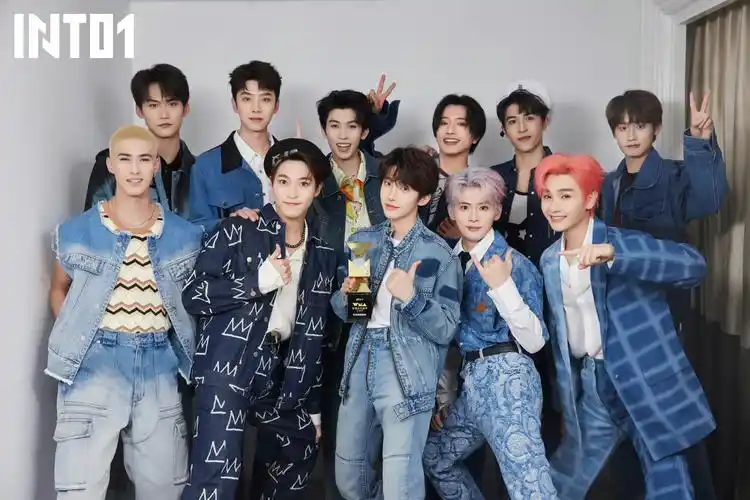 看into1复刻成团后第一张合照真的会感叹一句时间好快!