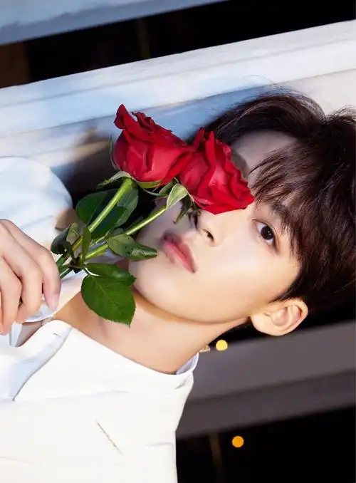 何洛洛一身洁白西装帅气十足