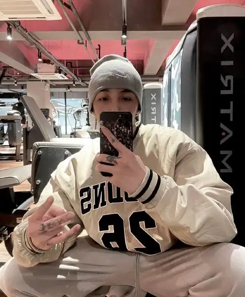 麒麟花臂美术生,靠健身打造出完美肌肉线条,让人误以为体育生!