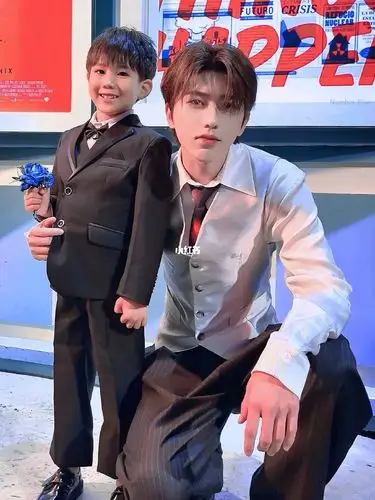 蔡徐坤那些惊艳的合照_蔡徐坤_蔡徐坤心动瞬间_娱乐_明星娱乐资讯