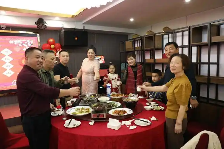 我妈生日现场的精彩瞬间 大家庭相聚在一起 真心感谢所有的家人 - 抖