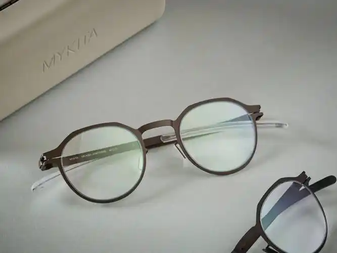 一副无螺丝的眼镜轻巧舒适