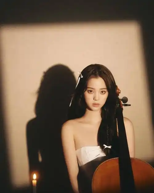 欧阳娜娜晒光影随拍 穿白色抹胸裙 香肩半露 纯欲风拉满_大提琴_照片