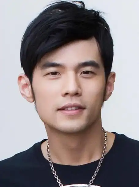 官网微博晒出周杰伦近照留着络腮胡非常有男人味