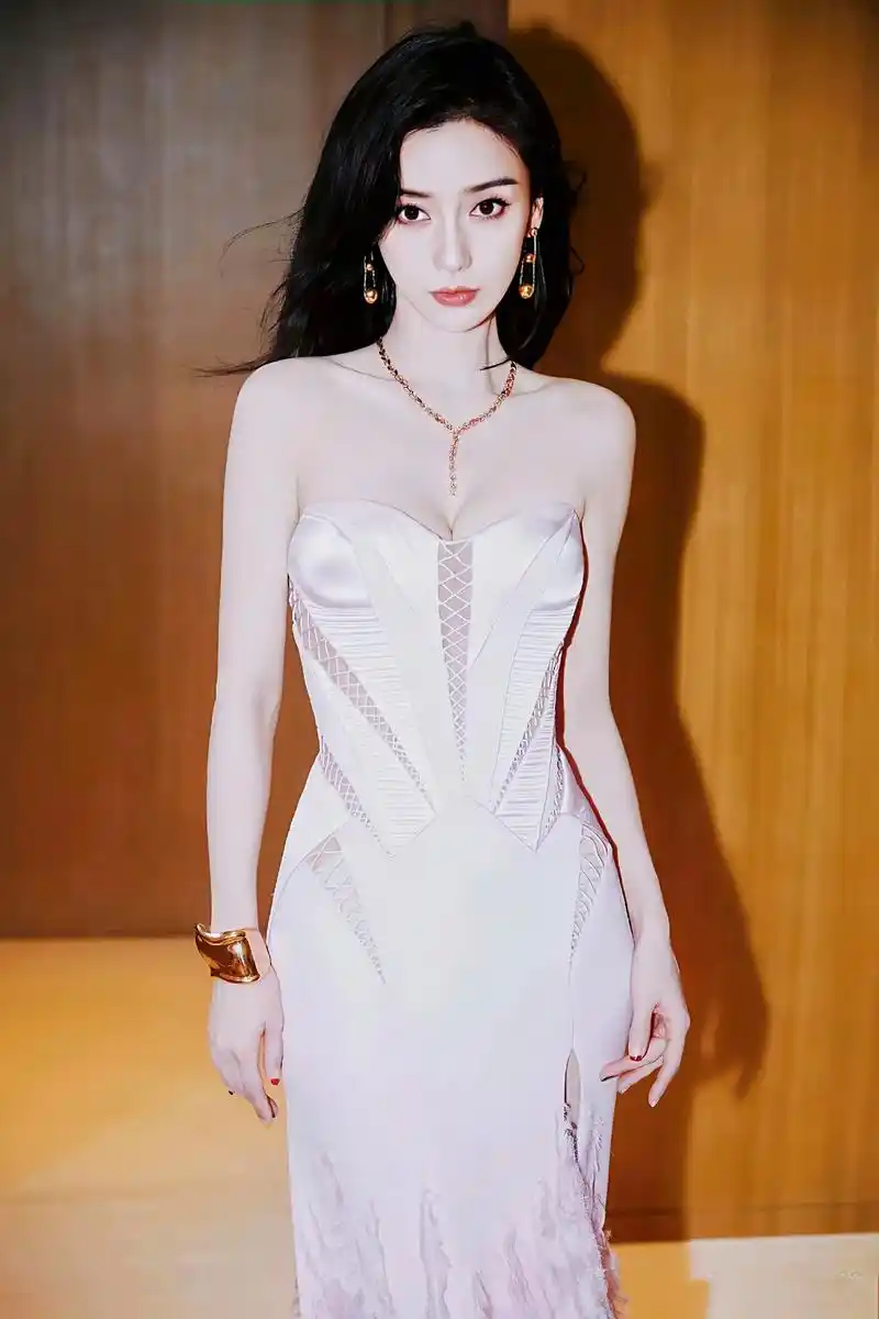 杨颖「angelababy」时尚芭莎造型美到爆炸