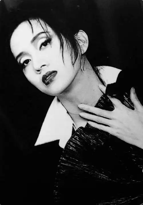老照片梅艳芳1994年专辑是这样的写真