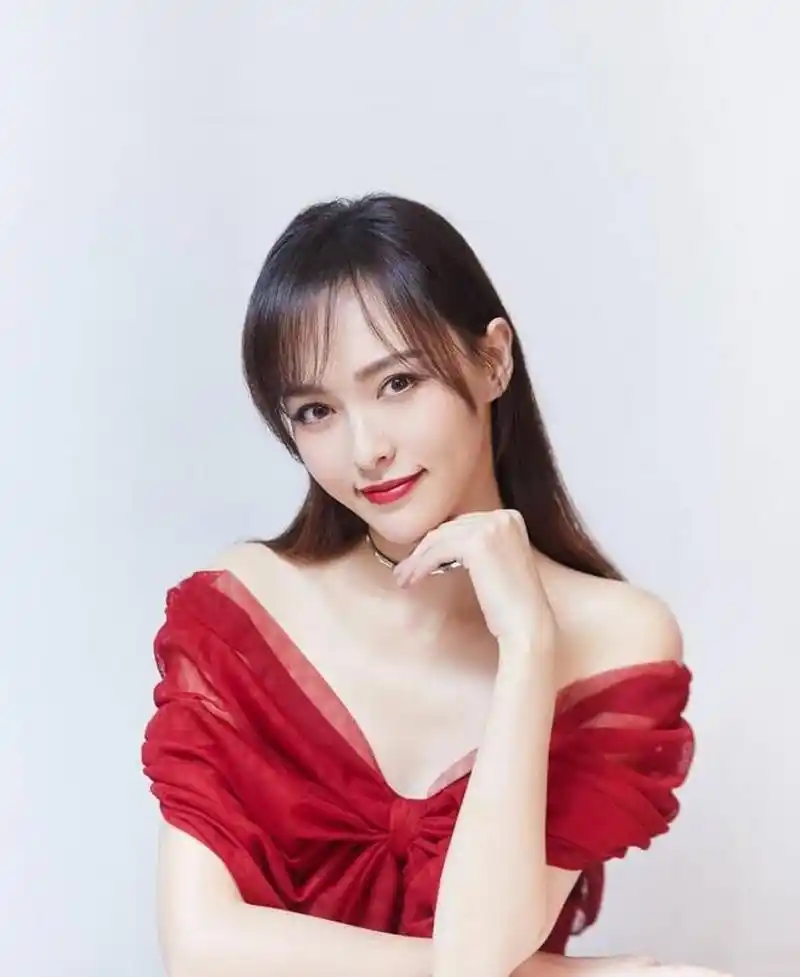 妩媚优雅,时尚靓丽的#唐嫣# 一袭红色深v溜肩包臀裙,搭配黑色长筒靴