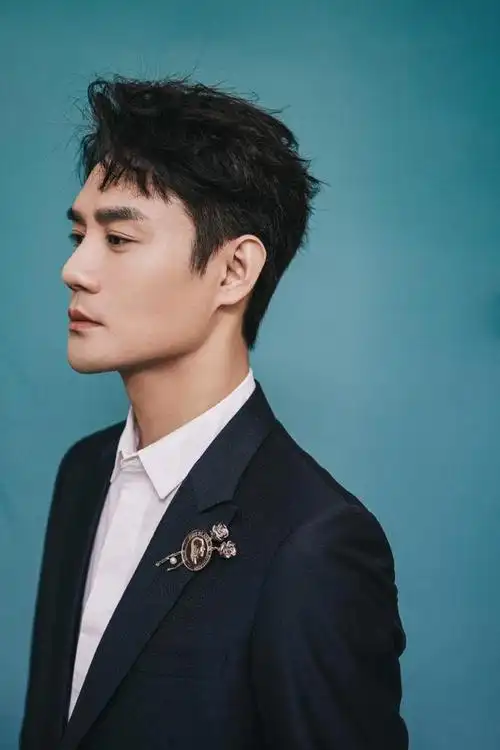 组图:王凯获"文荣奖"最佳男主发文感谢 西装革履秀笔挺身材