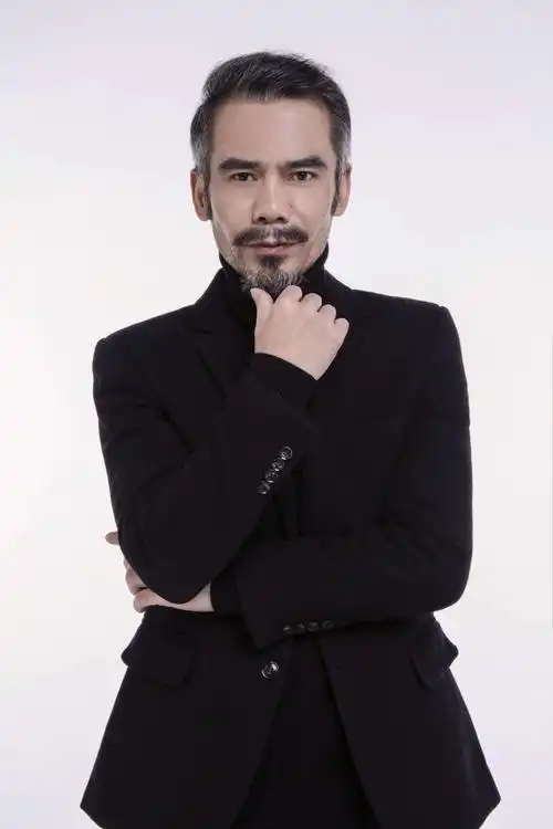 帅大叔任青安曝正装照片独特胡子造型强势圈粉