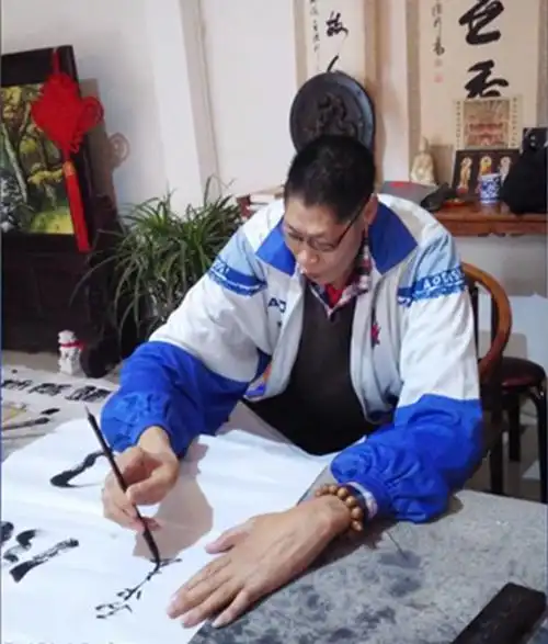 亚洲第一巨人张俊才:身高2.42米,比姚明高半个头,结婚22年无子