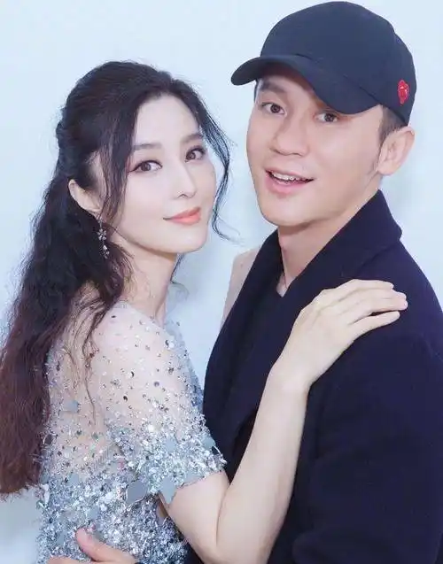 李晨发视频疑现前女友声音后,范姐姐晒美照,曝手上巨型钻戒引猜忌