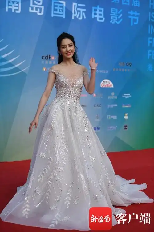 关注电影节佟丽娅亮相海南岛国际电影节闭幕式红毯