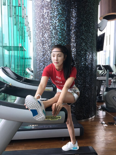 张雨绮晒健身照 长腿细腰身材好