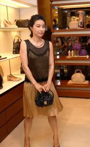 郭晶晶穿抹胸裙有点让人失望看着平淡不高级颈纹感觉挺显龄的