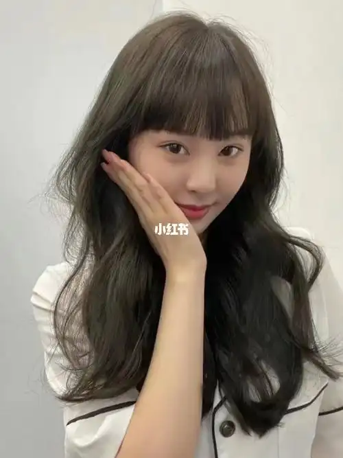 超显白亚麻抹茶色减龄发型