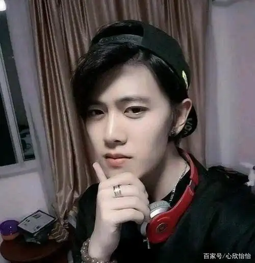 经过多年的洗涤,旧时光中的任嘉伦变得更加雅致