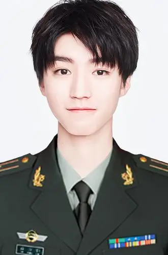 如同瓷娃娃一般的皮肤,不管穿什么衣服,王俊凯都能驾驭的非常完美!