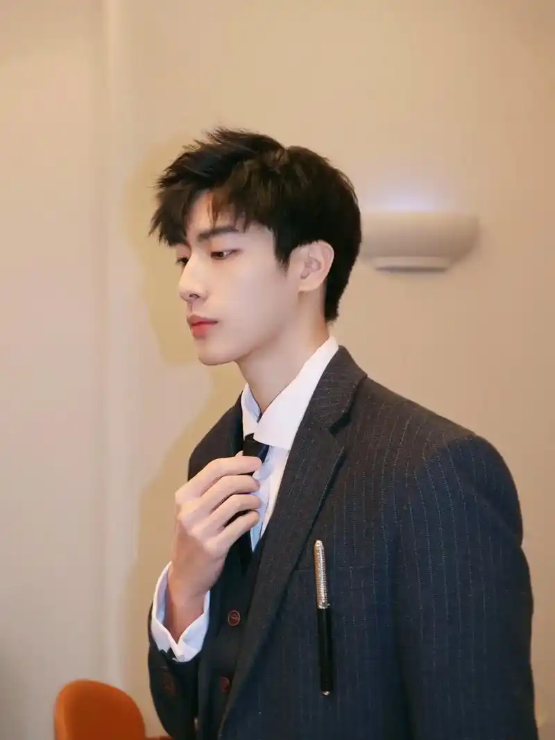 左滑解锁西装小哥.#185大帅哥 #西装杀 #男生穿搭 #少 - 抖音