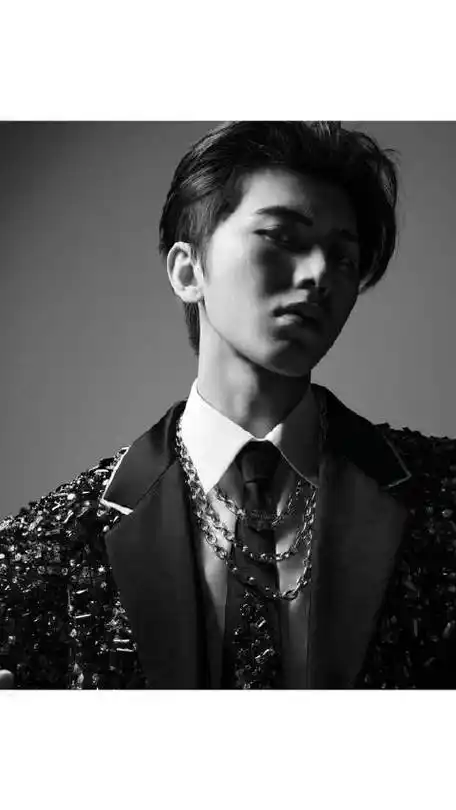 蔡徐坤水晶刺绣大衣#歌手蔡徐坤首次来到metgala,黑色系造型展现优雅