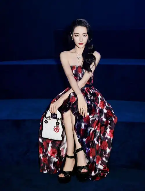 红唇的她热烈似火,霸气里透着妩媚,是女王95@dear-迪丽热巴