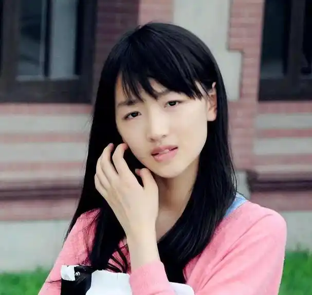 看了周冬雨高中的照片,终于理解为何她被张艺谋相中了,太水灵了