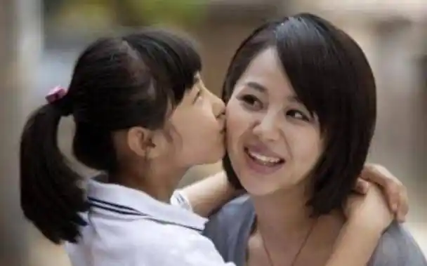 张子枫弯腰给杨紫洗脚,跟杨紫睡一张床,床单颜色好有爱!