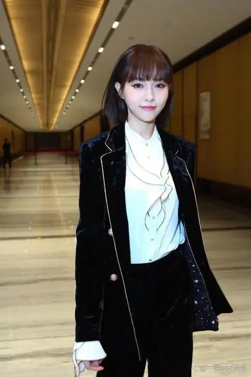 唐嫣的齐刘海造型真显嫩,完全看不出是80后,配小黑裙也挺美