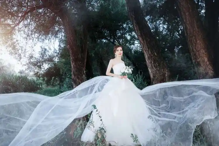 张涛美妆造型的婚纱摄影作品《森系白纱》