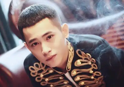 快手吴迪梳的是什么发型好个性潮流 快手红人吴迪非主流超短发欣赏