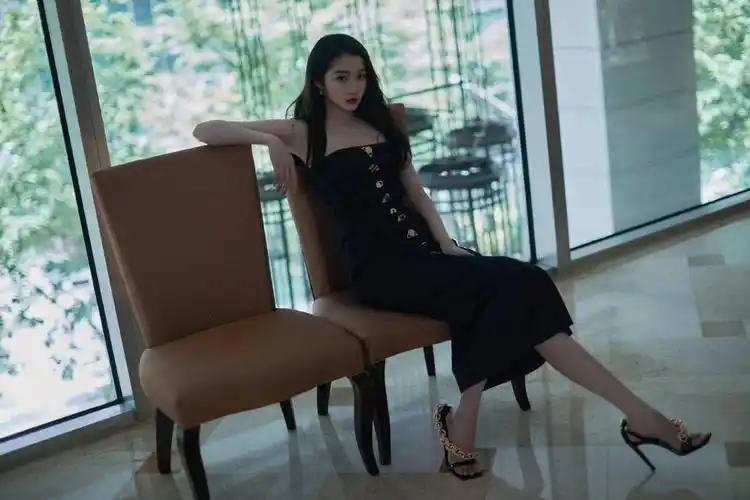 关晓彤穿黑金抹胸鱼骨裙冷艳性感 长发飘散气场十足