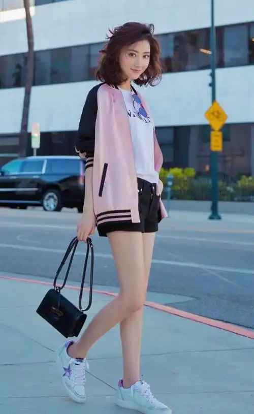 景甜街拍穿10厘米热裤超美腿型迷倒直男网友第一次没了