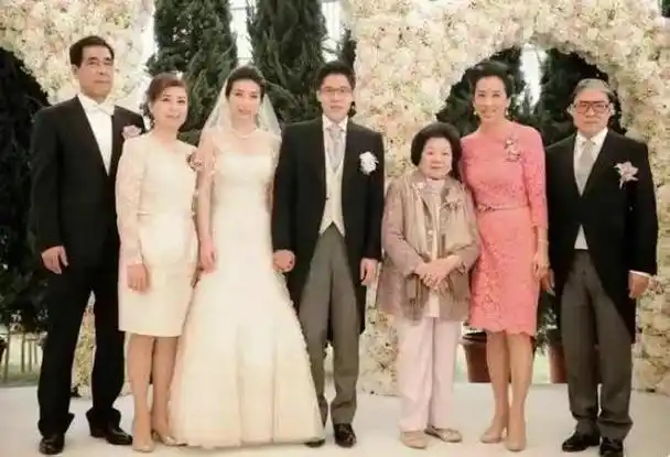 "霍震霆在婚礼当天用"下嫁"一词形容这场婚礼,充分尊重并给予了郭晶晶