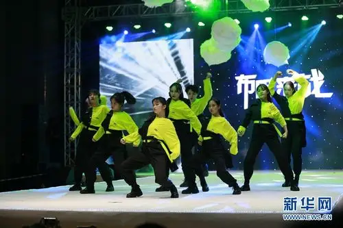 精彩的街舞表演结束后,"布服来战"t台秀落幕.